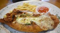 Nyam! Enaknya Fish and Chips Berleleh Keju Mozarella