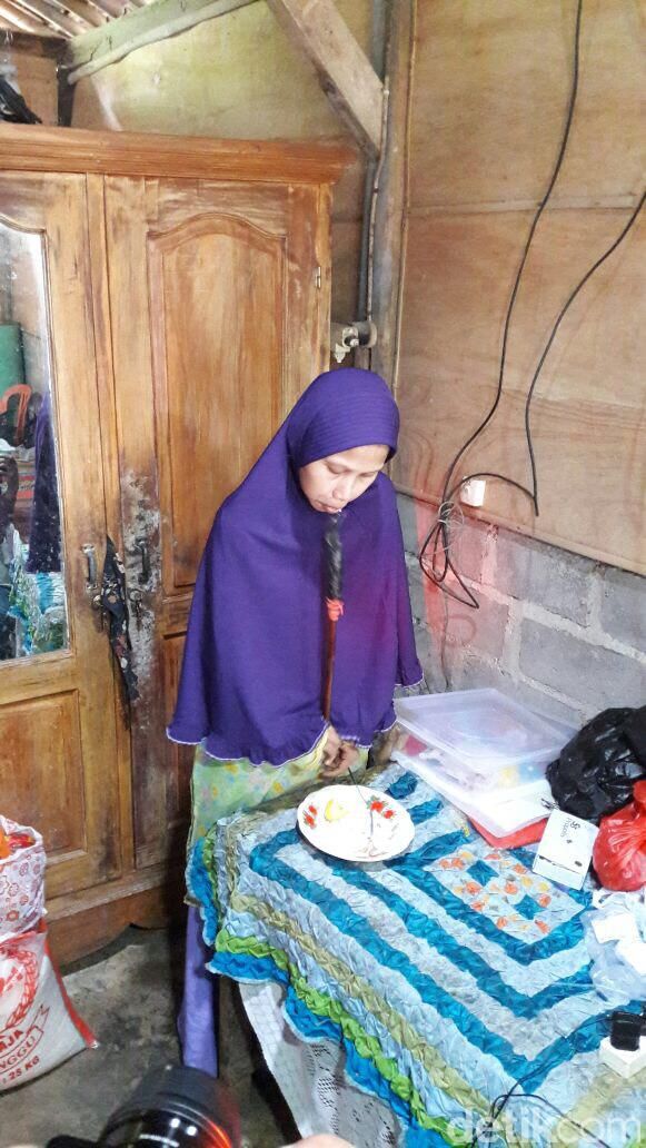 Sulami, warga Selorejo RT 31/11 Mojokerto, Kedawung, Sragen yang mengalami kelainan sehingga sekujur tubuhnya kaku