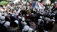Massa FPI Bersiap Menuju Polda Metro