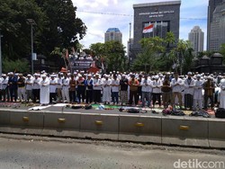 Massa FPI Gelar Salat Zuhur di Jl Sudirman Depan Polda Metro