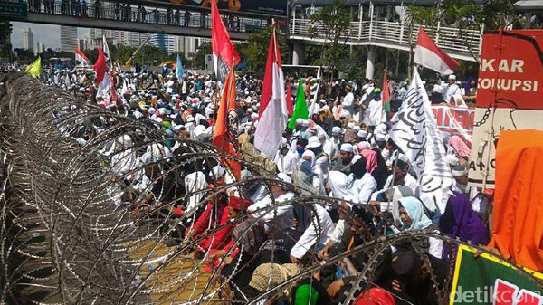 Massa FPI Demo di Polda Metro Jaya