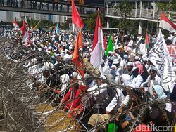 Massa FPI Demo di Polda Metro Jaya