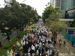 Long March, Massa FPI Jalan Lawan Arah di Sudirman Menuju Polda Metro