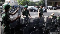 Anggota TNI Ikut Amankan Polda Metro Jaya