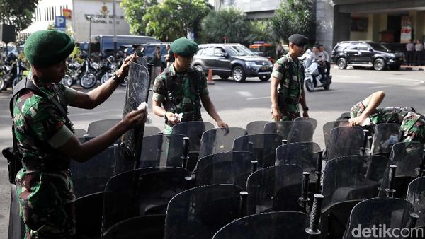 Anggota TNI Ikut Amankan Polda Metro Jaya