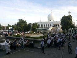 Penampakan Massa FPI di Al-Azhar yang Akan Antarkan Rizieq ke Polda