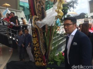Pulang dari HUT Megawati, Ridwan Kamil Bawa Banyak Oleh-oleh