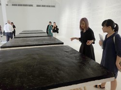 Melihat Lukisan Tebal Cat Minyak Hitam dan Warna-warni ala Zhu Jinshi