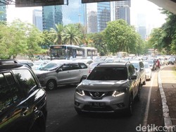 Massa FPI Berkumpul di Depan Polda Metro, Lalin Arah Blok M Macet