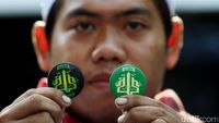 Atribut FPI Laris Manis di Masjid Al-Azhar