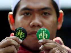 Atribut FPI Laris Manis di Masjid Al-Azhar