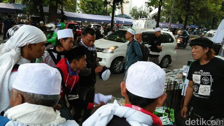 Penjual Atribut FPI Curi Perhatian Massa di Masjid Al-Azhar