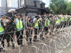 Polwan dan Kowad Baris Paling Depan Jaga Aksi FPI