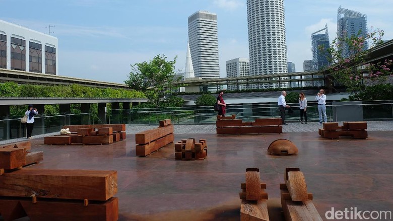 Potongan Kayu Karya Danh Vo di Rooftop Galeri Nasional Singapura