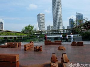 Potongan Kayu Karya Danh Vo di Rooftop Galeri Nasional Singapura Potongan Kayu Karya Danh Vo di Rooftop Galeri Nasional Singapura
