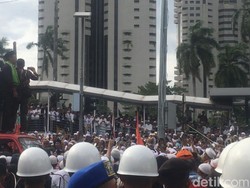 Habib Rizieq Orasi, Massa FPI Banjiri Halte TransJ dan Jalanan