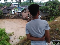 Banjir Menerjang Jember, Dua Rumah Terbawa Arus Sungai