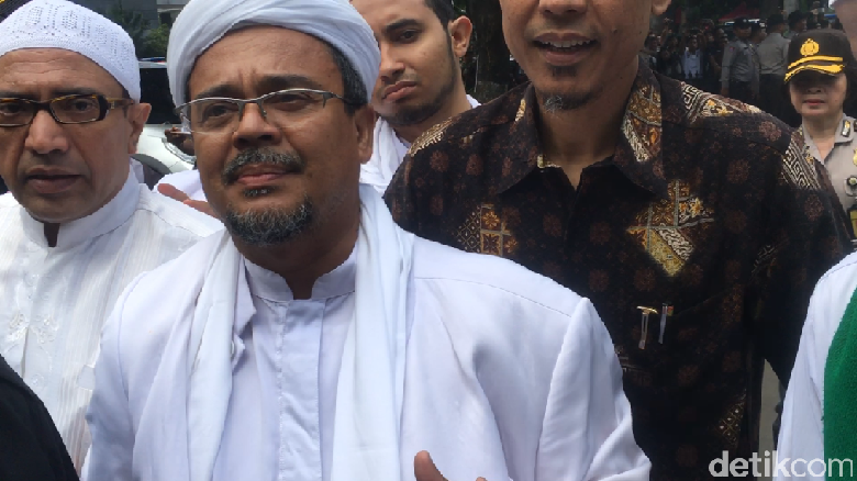 Polisi: Pria Diduga Hina Habib Rizieq Dibawa ke Polsek oleh Temannya Polisi: Pria Diduga Hina Habib Rizieq Dibawa ke Polsek oleh Temannya