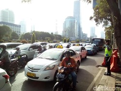 Jelang Pemeriksaan Habib Rizieq, Lalin Depan Polda Metro Macet