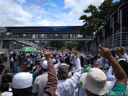 Sambil Acungkan Jari Telunjuk, Massa FPI Berdoa di Depan Mapolda