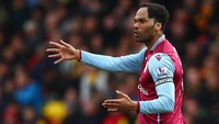 Joleon Lescott mengunggah foto mobil sport Mercedes Benz mewahnya di Twitter sesaat setelah Aston Villa dibantai Liverpool 0-6 pada musim 2015/2016. Sikapnya ini tak ayal membuat geram para pendukung The Villains. Sejak saat itu cemoohan sering kali diterimanya kala berlaga di Villa Park (Foto: Getty Images/Clive Rose)