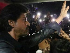 Sunny Leone Ketakutan Lihat Fans Shah Rukh Khan Menggila