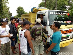 Jalan Rusak, Warga Sekitar Tambang Emas Banyuwangi Blokade Jalan