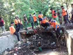Antisipasi Banjir Susulan, Drainase Pantura Situbondo Dibersihkan