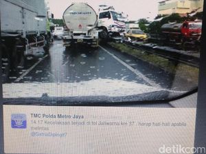 Truk Nyangkut di Separator Tol Jatiwarna Arah Pondok Indah
