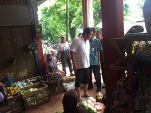 Bersendal Jepit, Ini Gaya Wali Kota Semarang Cek Harga Cabai di Pasar
