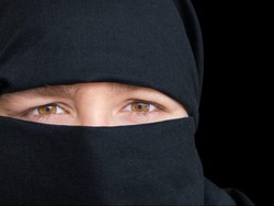 Hindari ISIS, Polisi Pria Irak Menyamar Jadi Perempuan Bercadar