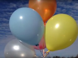 Cara Unik Agar Tidak Lupa Tempat Parkir, Pakai Balon