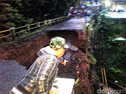 Hujan Deras Sebabkan Satu Jembatan di Sukabumi Ambles