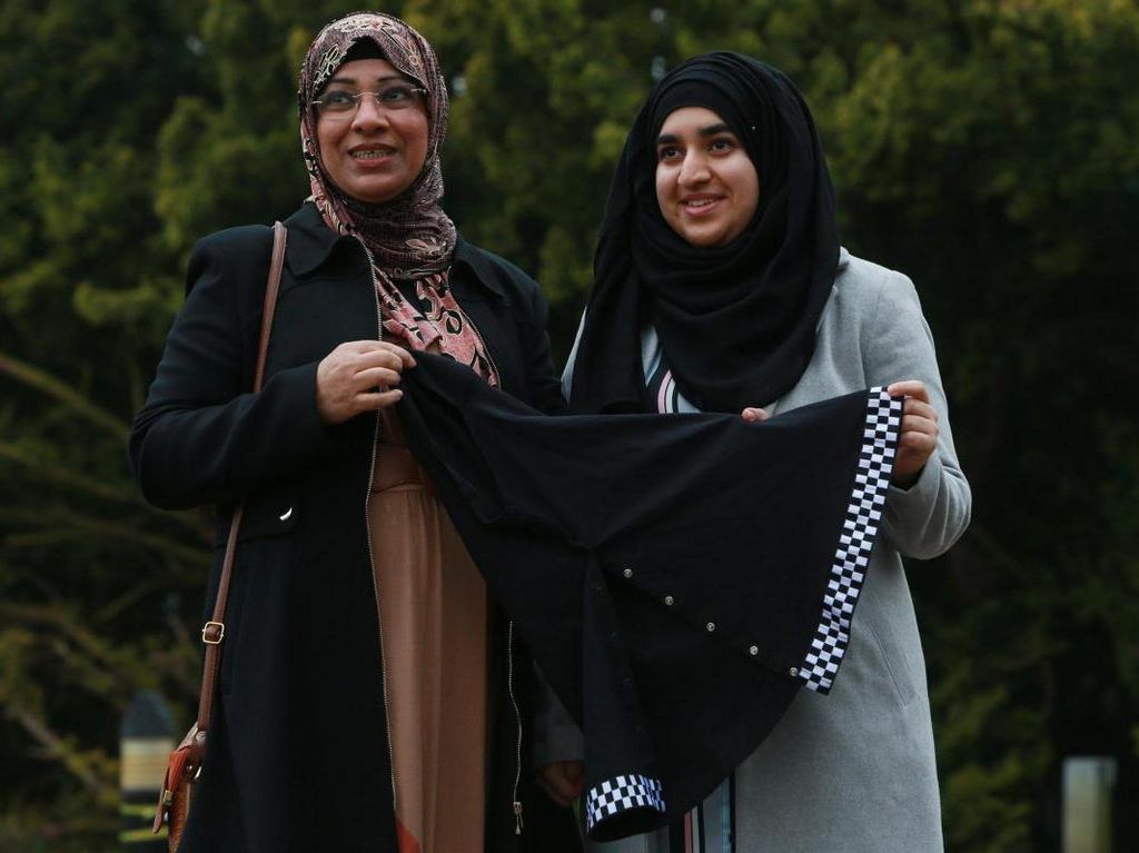 Ibu dan Anak Ini Jadi Polwan Berhijab Pertama di Skotlandia Ibu dan Anak Ini Jadi Polwan Berhijab Pertama di Skotlandia