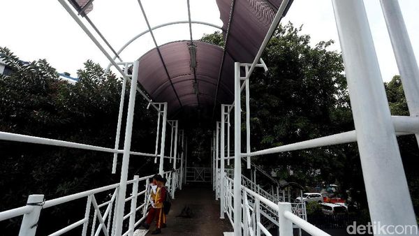 JPO di Jalan KS Tubun Tidak Terawat