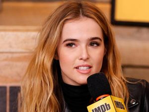 Tatapan Zoey Deutch Bikin Luluh