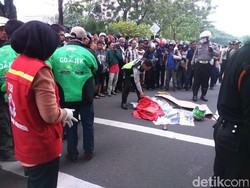 Driver Go-Jek Tewas Tertabrak Truk