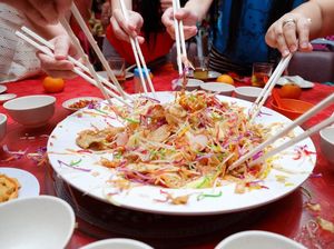 Mengenal Yu Sheng, Hidangan Pembawa Keberuntungan Saat Imlek