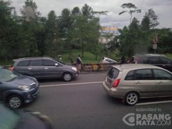 Mobil Innova Terperosok ke Parit Tol Jagorawi Arah Bogor