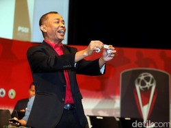 Salah satu perwakilan tim menunjukkan undian.