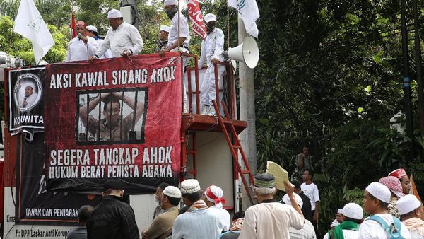 Massa Pendukung dan Anti Ahok Ramaikan Sidang