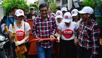 Djarot Bersih-bersih Bareng Gadis Ahok