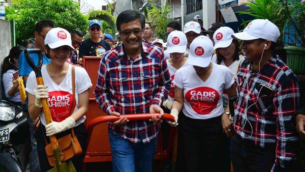 Djarot Bersih-bersih Bareng Gadis Ahok