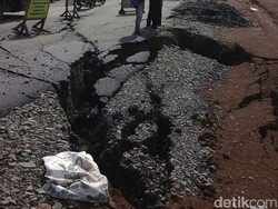 Jalan di Darmaraja Sumedang Ambles hampir 1 Meter