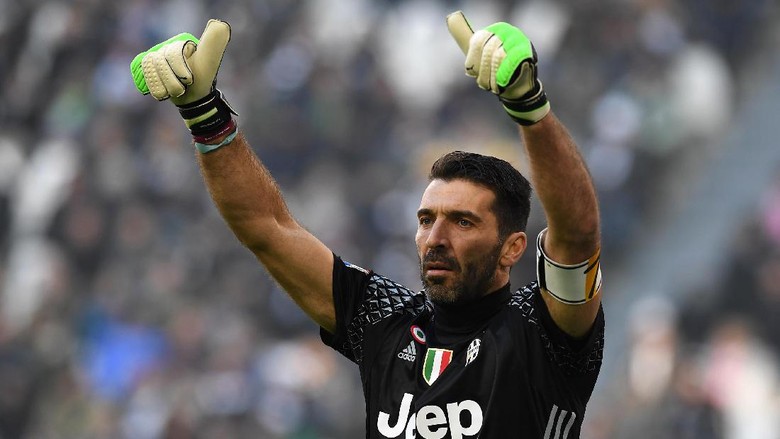 Cannavaro: Buffon Layak untuk Angkat Si Kuping Besar Cannavaro: Buffon Layak untuk Angkat Si Kuping Besar