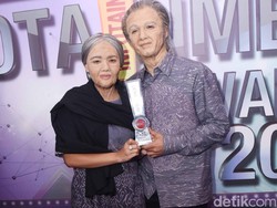 Cerita Ricky Harun yang Selalu Pegang Tangan dan Cium Kening Istri