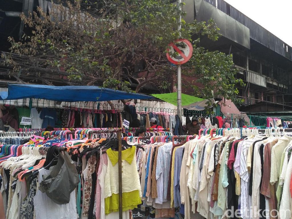 Pedagang Baju di Trotoar Pasar Senen Belum Bisa Ditertibkan Pedagang Baju di Trotoar Pasar Senen Belum Bisa Ditertibkan