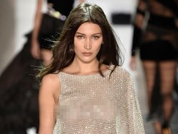 Putus dari The Weeknd, Bella Hadid Tampil Seksi dengan Gaun Transparan