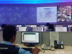 Mereka di Balik Kenyamanan Perjalanan Bus TransJ