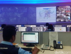 Mereka di Balik Kenyamanan Perjalanan Bus TransJ Mereka di Balik Kenyamanan Perjalanan Bus TransJ